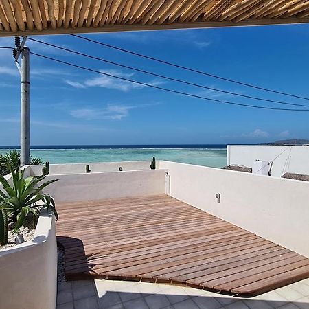 Shore Thing Gili Air Beachfront Apartment ภายนอก รูปภาพ