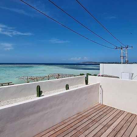 Shore Thing Gili Air Beachfront Apartment ภายนอก รูปภาพ