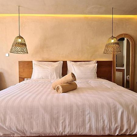 Shore Thing Gili Air Beachfront Apartment ภายนอก รูปภาพ