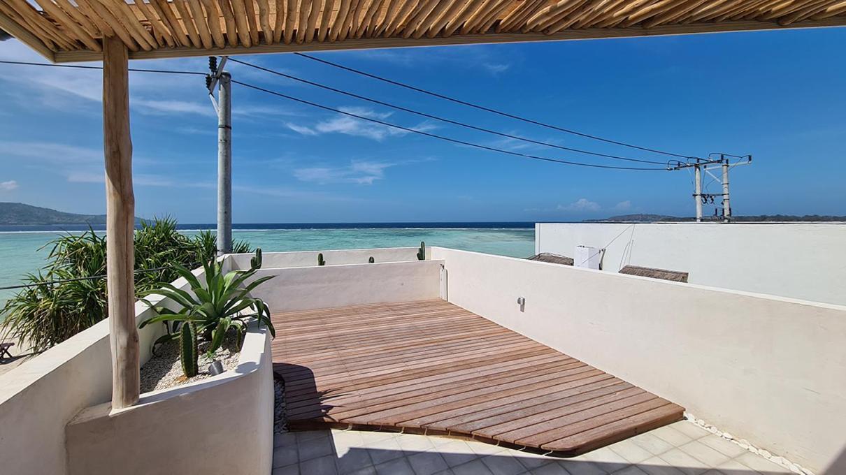 Shore Thing Gili Air Beachfront Apartment ภายนอก รูปภาพ